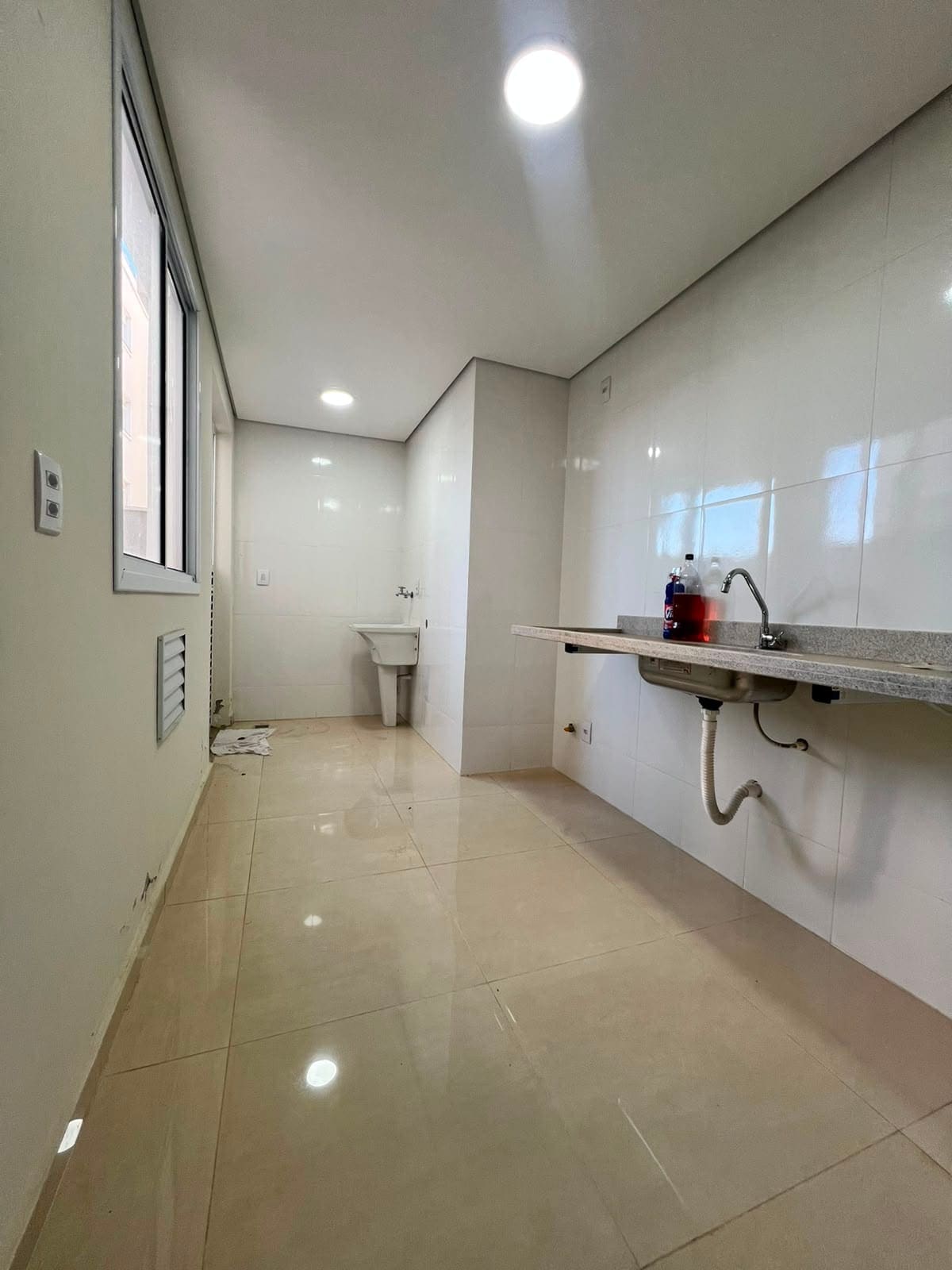 Cozinha com bancada e ponto de pia