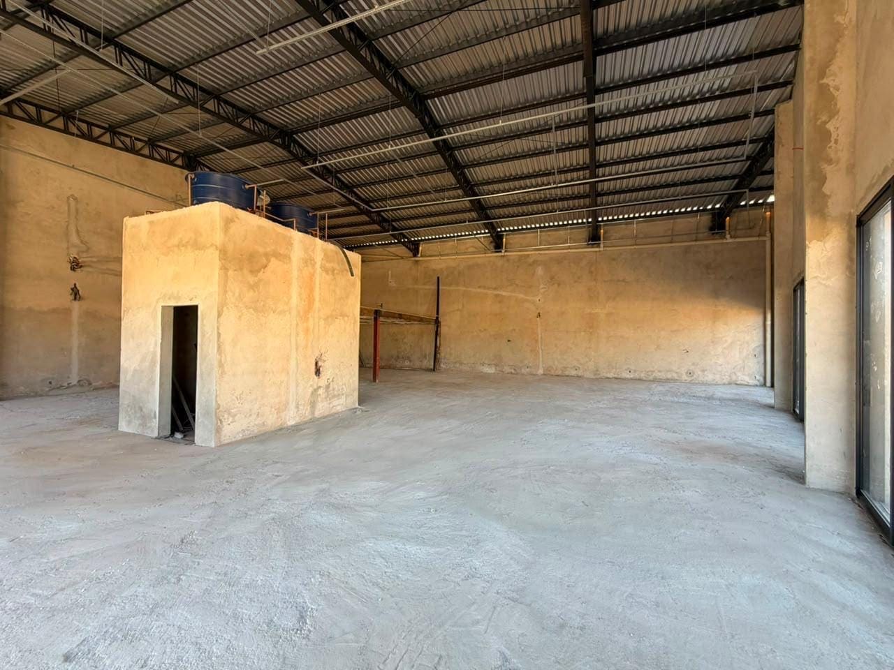 Interior com mezanino de alvenaria