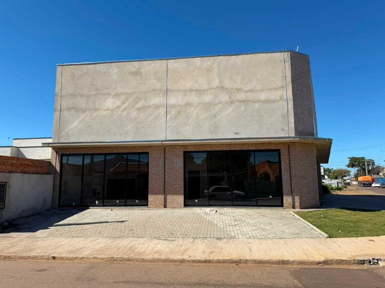 Fachada frontal com recuo intertravado