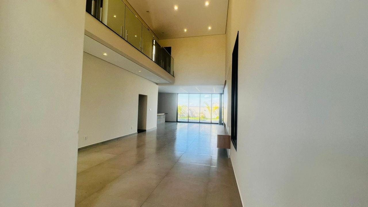 Living com pé-direito duplo e mezanino