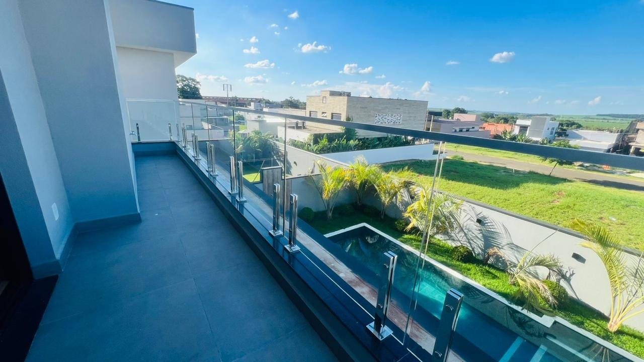 Piscina com borda de vidro vista da varanda