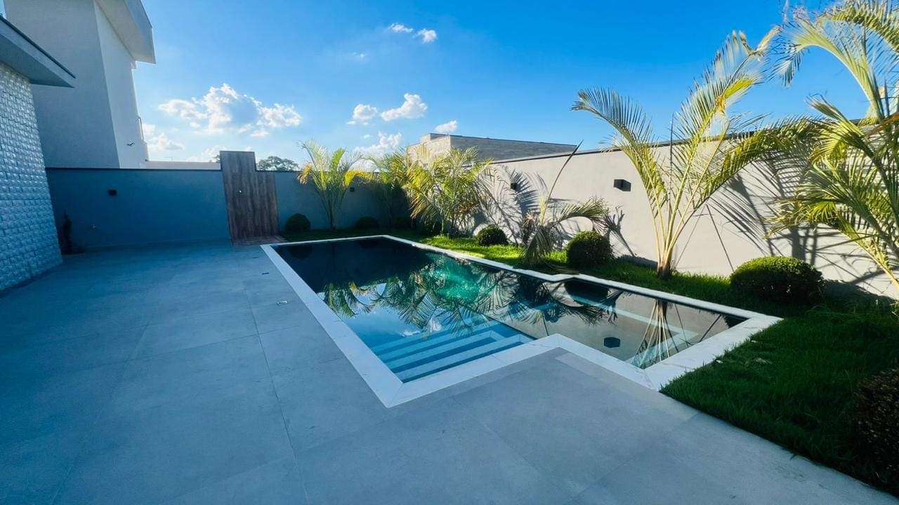 Piscina com deck e jardim
