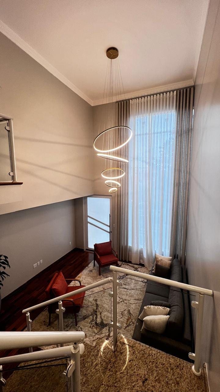 Pé-direito duplo com lustre e escada