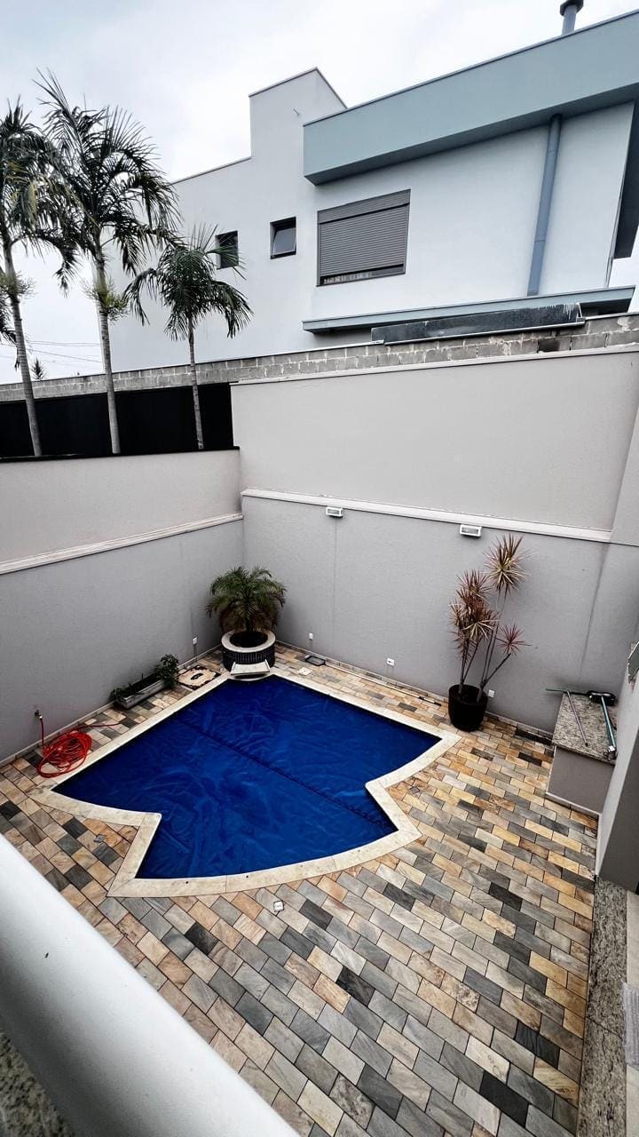 Piscina vista do pavimento superior