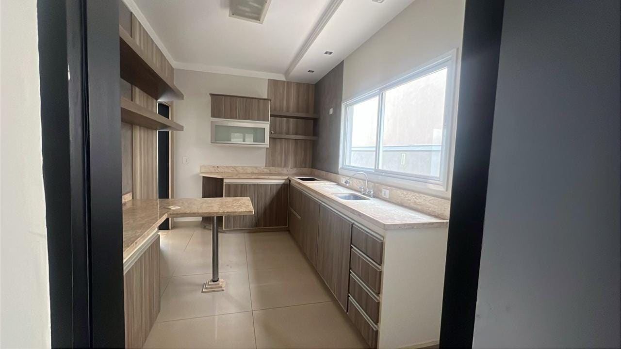 Cozinha com bancada e armários planejados