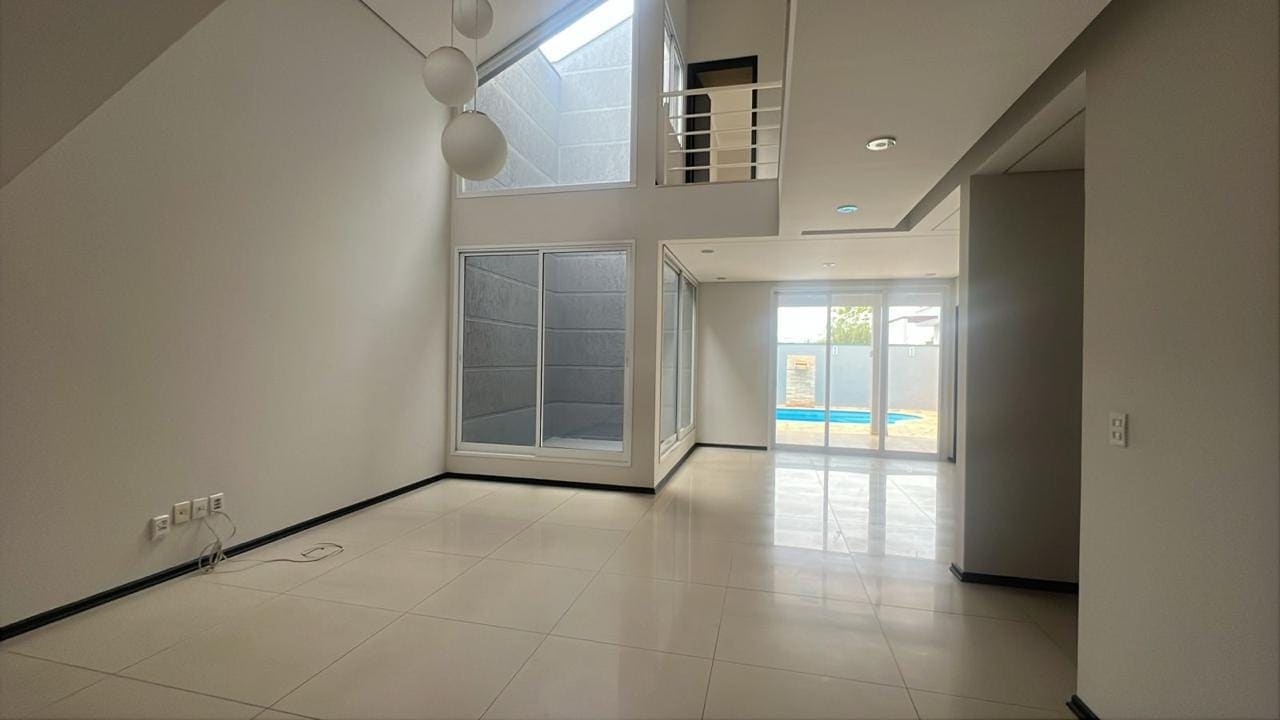 Living integrado com pé-direito alto