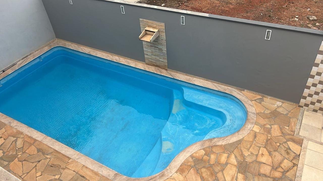 Piscina com deck de pedra