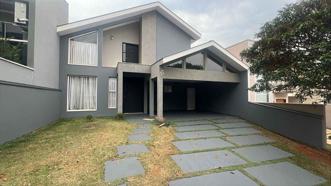 Fachada da casa com jardim