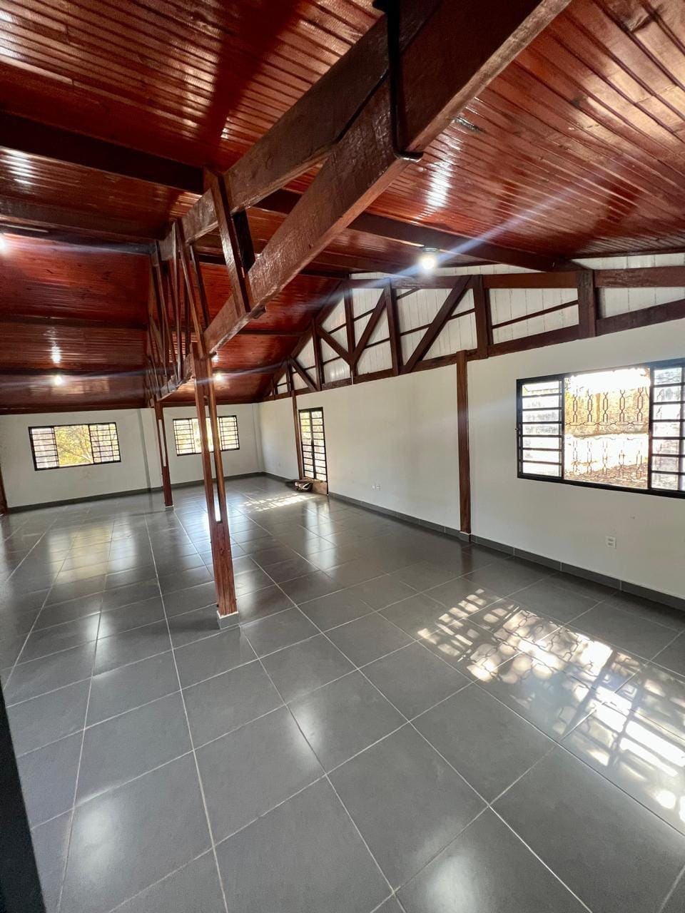 Salão com telhado de madeira aparente