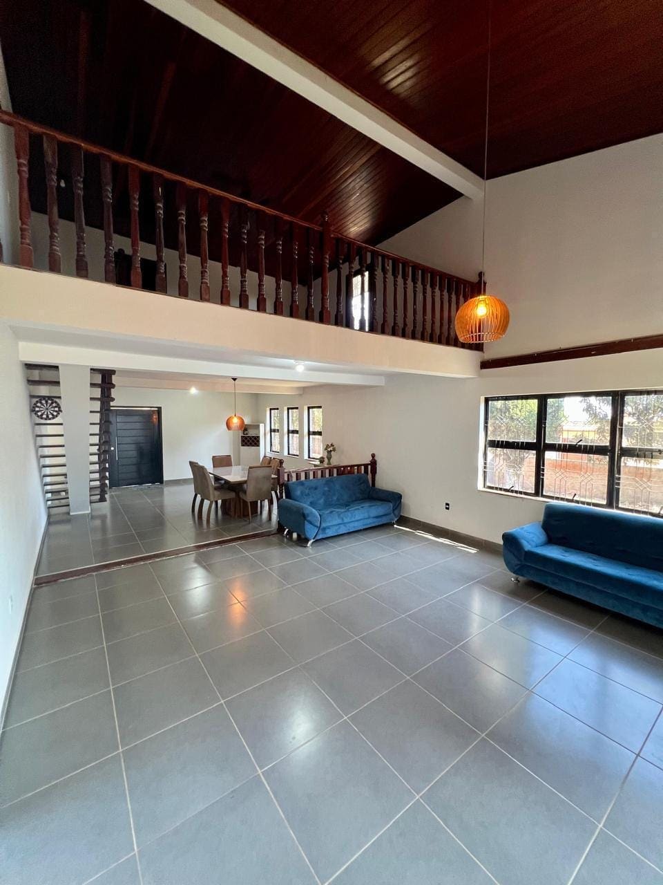 Living integrado com pé-direito alto e mezanino
