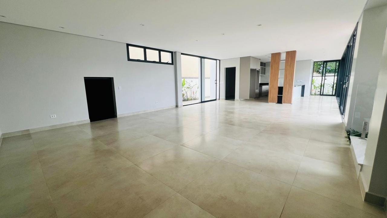Salão com piso porcelanato e janelas altas