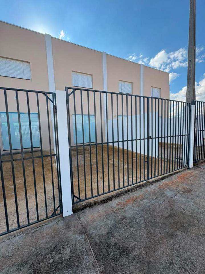 Frente com portão e garagem