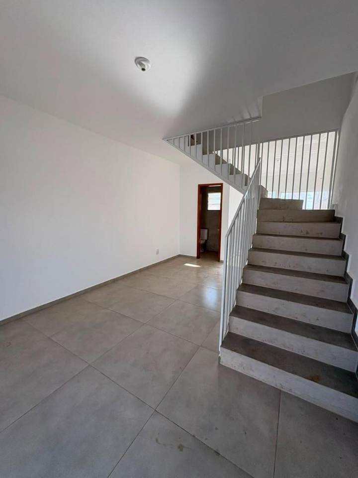Sala com escada para o piso superior